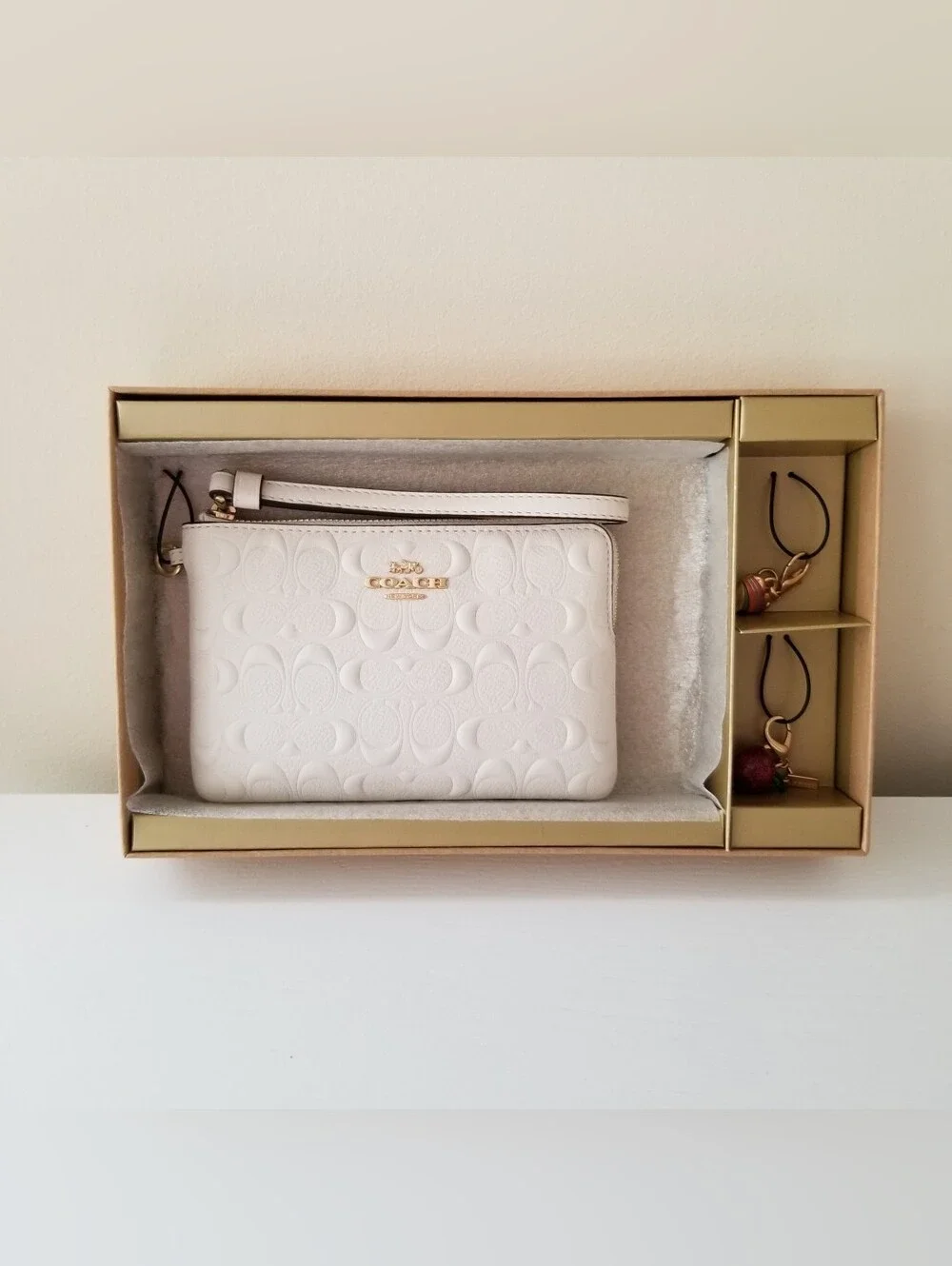 Coach Corner Zip Wristlet In Signature Leather With 2 Charms Apple Heart NIB